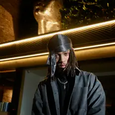 Poslechněte si interpreta Vince Law, sledujte hudební videa, přečtěte si životopis, podívejte se na data turné a další informace.