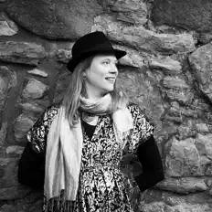 Ακούστε περιεχόμενο από Saraphir Camille, παρακολουθήστε μουσικά βίντεο, διαβάστε το βιογραφικό, δείτε ημερομηνίες περιοδείας, και πολλά ακόμη!