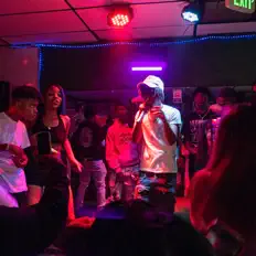 Jayontopを聴いたり、ミュージックビデオを鑑賞したり、経歴やツアー日程などを確認したりしましょう！