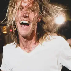 Nuri Kornを聴いたり、ミュージックビデオを鑑賞したり、経歴やツアー日程などを確認したりしましょう！