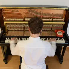 Poslechněte si interpreta Roberto Piano, sledujte hudební videa, přečtěte si životopis, podívejte se na data turné a další informace.
