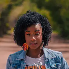 聆聽 Déborah Kristy、觀看音樂影片、閱讀小傳、查看巡演日期等！