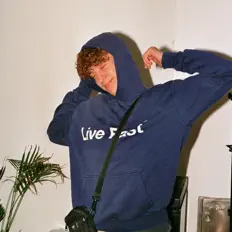 Silence!を聴いたり、ミュージックビデオを鑑賞したり、経歴やツアー日程などを確認したりしましょう！