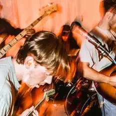 收听 Crawling Vines、观看音乐视频、阅读小传、查看巡演日期等 ！