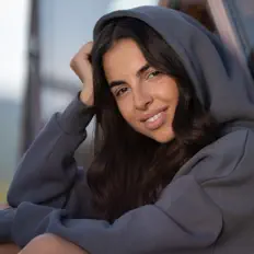 聆聽 Alexandra Drăgan、觀看音樂影片、閱讀小傳、查看巡演日期等！