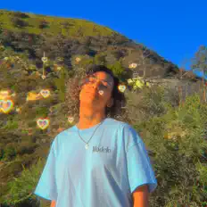 Natを聴いたり、ミュージックビデオを鑑賞したり、経歴やツアー日程などを確認したりしましょう！