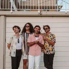 聆聽 Caravãna Sun、觀看音樂影片、閱讀小傳、查看巡演日期等！