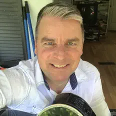 Andrew Kuttを聴いたり、ミュージックビデオを鑑賞したり、経歴やツアー日程などを確認したりしましょう！