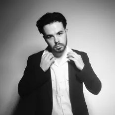 Ascolta Adam Kelly, guarda video musicali, leggi la biografia, vedi le date del tour & altro!