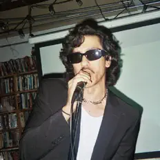 Hör dir Altar Boy an, schau dir Musikvideos an, lies die Biografie, finde Tourdaten und mehr!