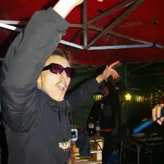 Ouça MDT, assista a videoclipes, leia a biografia, veja as datas das turnês e mais!