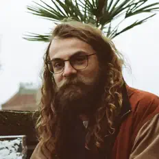 BROADを聴いたり、ミュージックビデオを鑑賞したり、経歴やツアー日程などを確認したりしましょう！