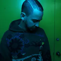 Écoutez undefined, regardez des vidéoclips, lisez la biographie, consultez les dates de tournée et plus encore !