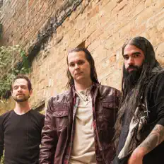 Ascolta Stolen Skies, guarda video musicali, leggi la biografia, vedi le date del tour & altro!