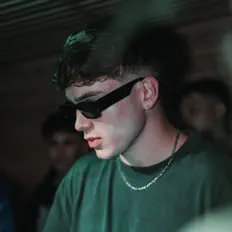 Hör dir Auxthentic an, schau dir Musikvideos an, lies die Biografie, finde Tourdaten und mehr!