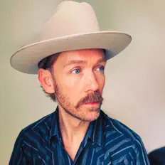 Posłuchaj wykonawcy Derek W. Dooms, obejrzyj teledyski, przeczytaj biografię, zobacz daty tras koncertowych i nie tylko!