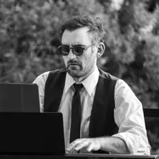 Hör dir Emiliano Messiez an, schau dir Musikvideos an, lies die Biografie, finde Tourdaten und mehr!