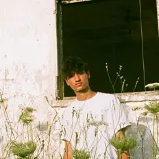 אלויה을(를) 듣고, 뮤직 비디오를 보고, 약력을 읽고, 투어 일정 등을 확인하세요!