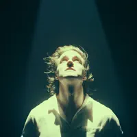 undefinedを聴いたり、ミュージックビデオを鑑賞したり、経歴やツアー日程などを確認したりしましょう！