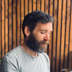 聆聽 Q.U.I.E.T.、觀看音樂影片、閱讀小傳、查看巡演日期等！