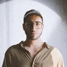 Bakurを聴いたり、ミュージックビデオを鑑賞したり、経歴やツアー日程などを確認したりしましょう！