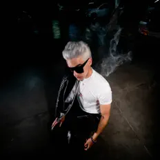 聆聽 Alex Davalos、觀看音樂影片、閱讀小傳、查看巡演日期等！