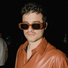 聆聽 Mikey Barreneche、觀看音樂影片、閱讀小傳、查看巡演日期等！