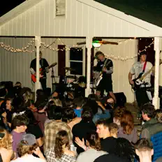 Ridgewood सुनें, म्यूज़िक वीडियो देखें, बायो पढ़ें, दौरे की तारीखें और बहुत कुछ देखें!