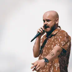 Poslechněte si interpreta rob.onthebeat, sledujte hudební videa, přečtěte si životopis, podívejte se na data turné a další informace.