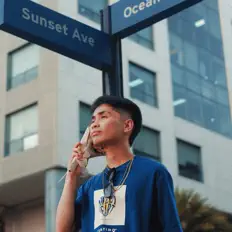 聆聽 Iszon、觀看音樂影片、閱讀小傳、查看巡演日期等！