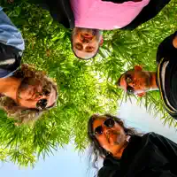 undefined을(를) 듣고, 뮤직 비디오를 보고, 약력을 읽고, 투어 일정 등을 확인하세요!