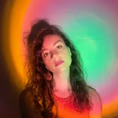 Escucha a Rae Lou, mira videos musicales, lee su biografía, consulta las fechas de las gira y más.