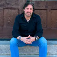 Dengarkan undefined, tonton video musik, baca bio, lihat tanggal tur & lainnya!