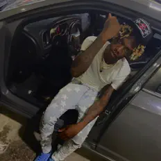 B4b Queを聴いたり、ミュージックビデオを鑑賞したり、経歴やツアー日程などを確認したりしましょう！