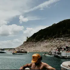 聆聽 Mistr Vibes、觀看音樂影片、閱讀小傳、查看巡演日期等！