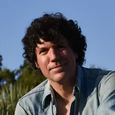 Ouve Joe Bourdet, vê vídeos de música, lê a biografia, vê as datas da digressão e muito mais!