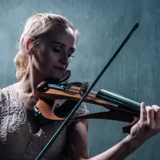 Posłuchaj wykonawcy Violin Collective, obejrzyj teledyski, przeczytaj biografię, zobacz daty tras koncertowych i nie tylko!