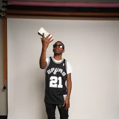 Hör dir Bash 2x an, schau dir Musikvideos an, lies die Biografie, finde Tourdaten und mehr!