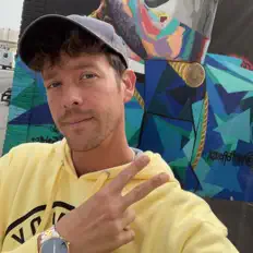 Kamino सुनें, म्यूज़िक वीडियो देखें, बायो पढ़ें, दौरे की तारीखें और बहुत कुछ देखें!