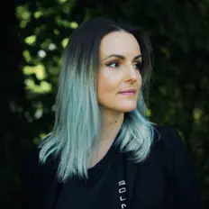Dengarkan Panic Girl, tonton video musik, baca bio, lihat tanggal tur & lainnya!