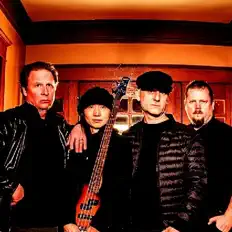 Posłuchaj wykonawcy Strange Accents, obejrzyj teledyski, przeczytaj biografię, zobacz daty tras koncertowych i nie tylko!