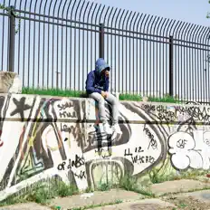 slides सुनें, म्यूज़िक वीडियो देखें, बायो पढ़ें, दौरे की तारीखें और बहुत कुछ देखें!