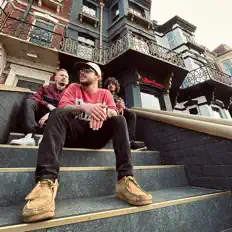 WEZ KINGを聴いたり、ミュージックビデオを鑑賞したり、経歴やツアー日程などを確認したりしましょう！