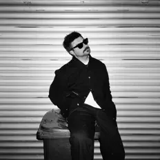 Заливを聴いたり、ミュージックビデオを鑑賞したり、経歴やツアー日程などを確認したりしましょう！