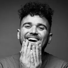 Poslechněte si interpreta Michael Vickers, sledujte hudební videa, přečtěte si životopis, podívejte se na data turné a další informace.