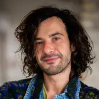 Luister naar undefined, bekijk muziekvideo's, lees de bio, bekijk de tourdata, en meer!