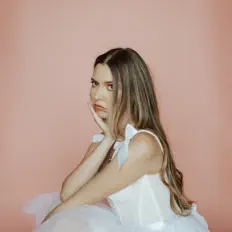 聆聽 Jaslyn、觀看音樂影片、閱讀小傳、查看巡演日期等！
