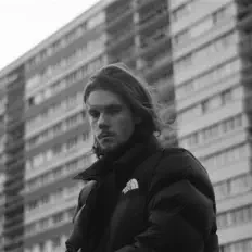 Poslechněte si interpreta Kamu, sledujte hudební videa, přečtěte si životopis, podívejte se na data turné a další informace.