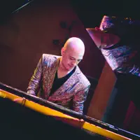 Dengarkan undefined, tonton video musik, baca bio, lihat tanggal tur & lainnya!