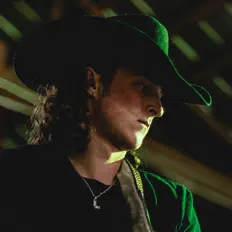 Jax Jordeningを聴いたり、ミュージックビデオを鑑賞したり、経歴やツアー日程などを確認したりしましょう！